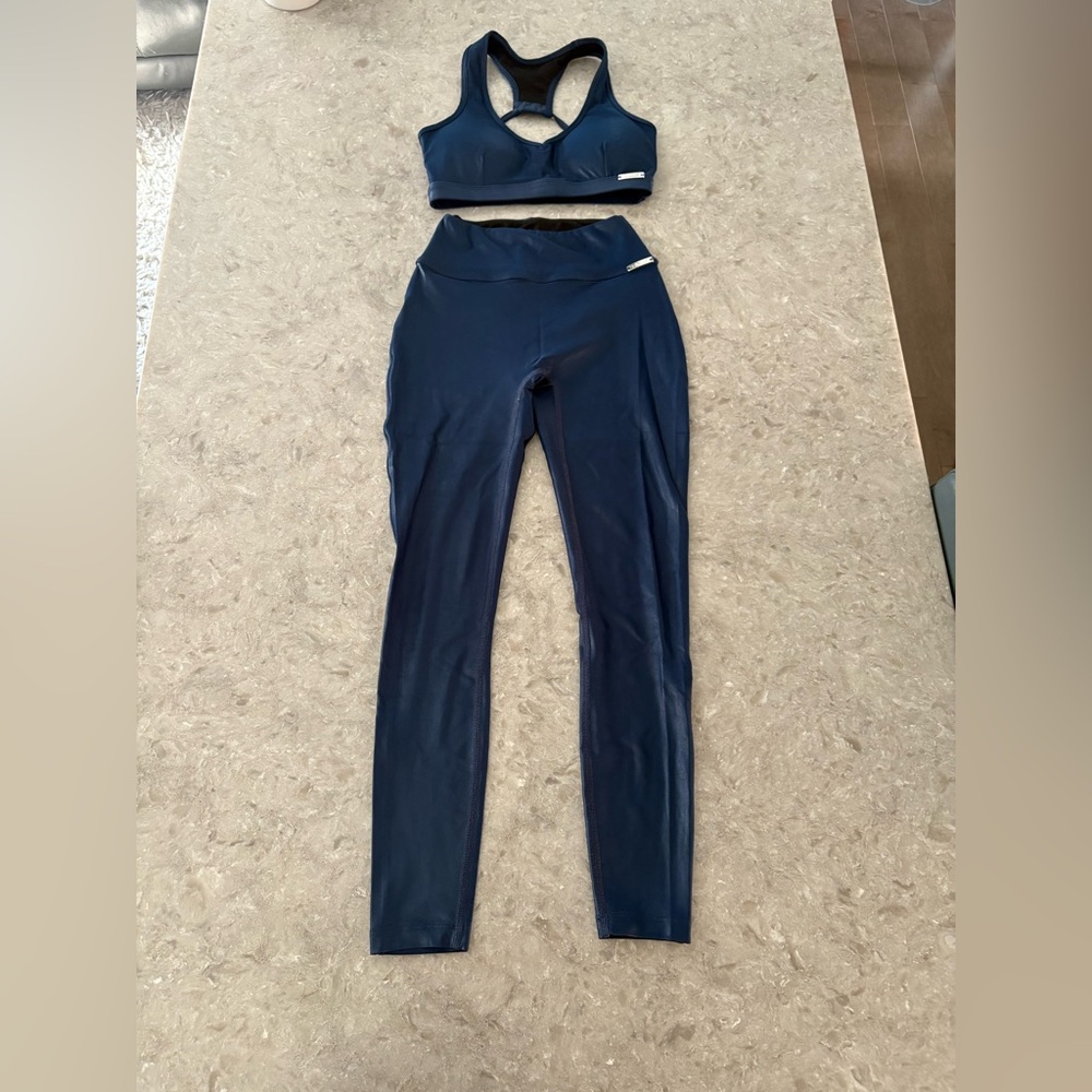 LIKE NEW BOMBSHELL SPORTSWEAR NAVY GLOSS LEGGINGS AND SPORTS BRA